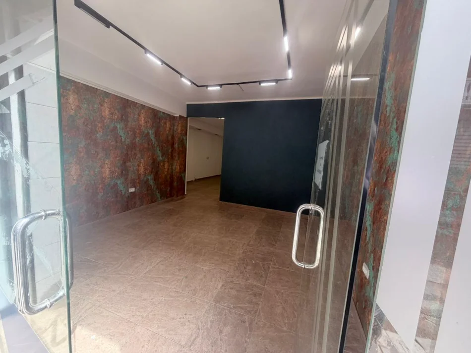 Tirane, jepet me qera dyqan Kati 0, 77 m² 600 € (Blloku)