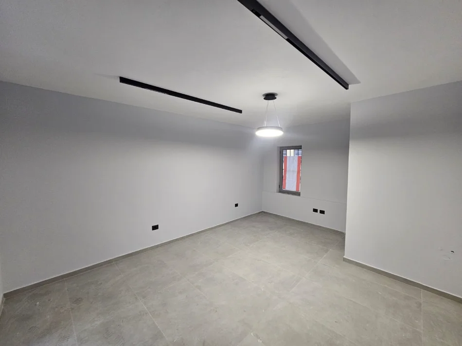 Tirane, jepet me qera dyqan Kati 0, 65 m² 1.000 € (ish stacioni fundit tiranes re)