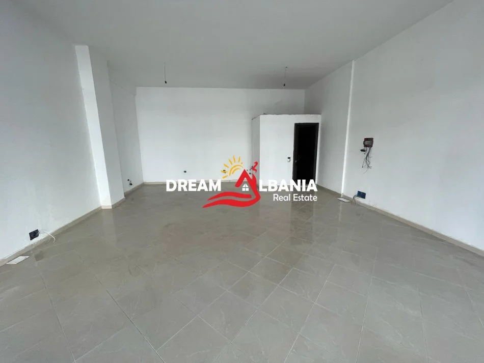 Tirane, jepet me qera dyqan Kati 1, 62 m² 500 € (Astir)