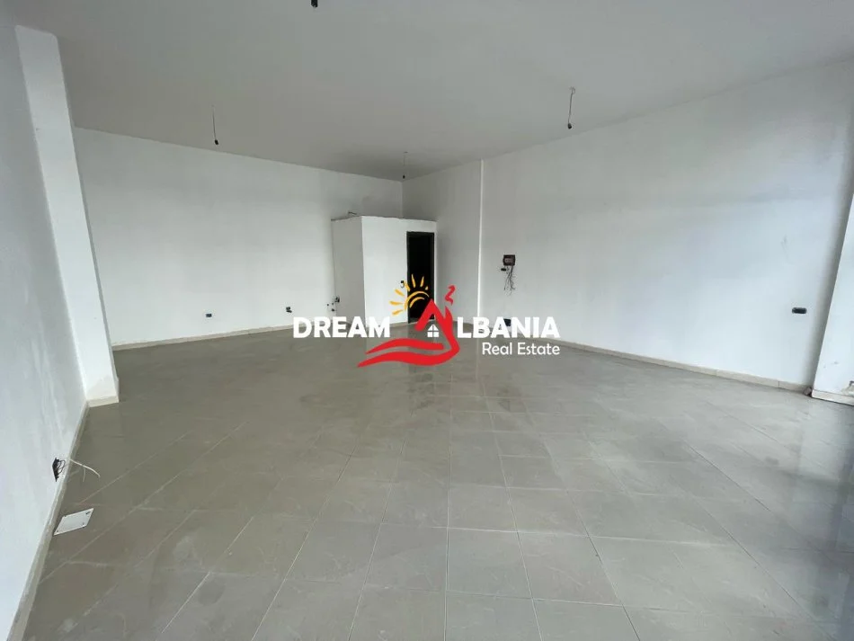Tirane, jepet me qera dyqan Kati 1, 62 m² 500 € (Astir)