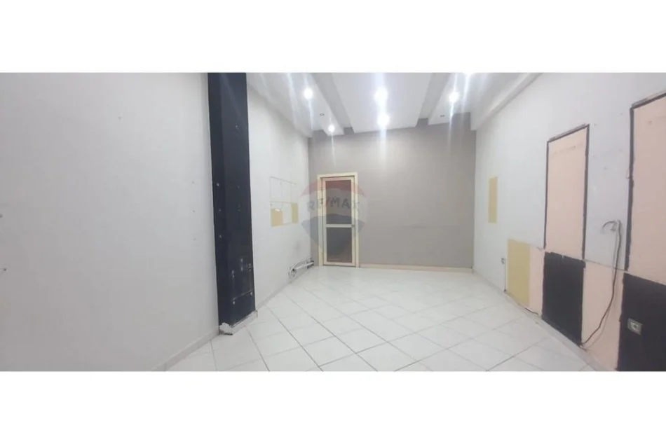 Tirane, jepet me qera dyqan Kati 0, 65 m² 1.000 € (Prane Parlamentit, Pazar i Ri)