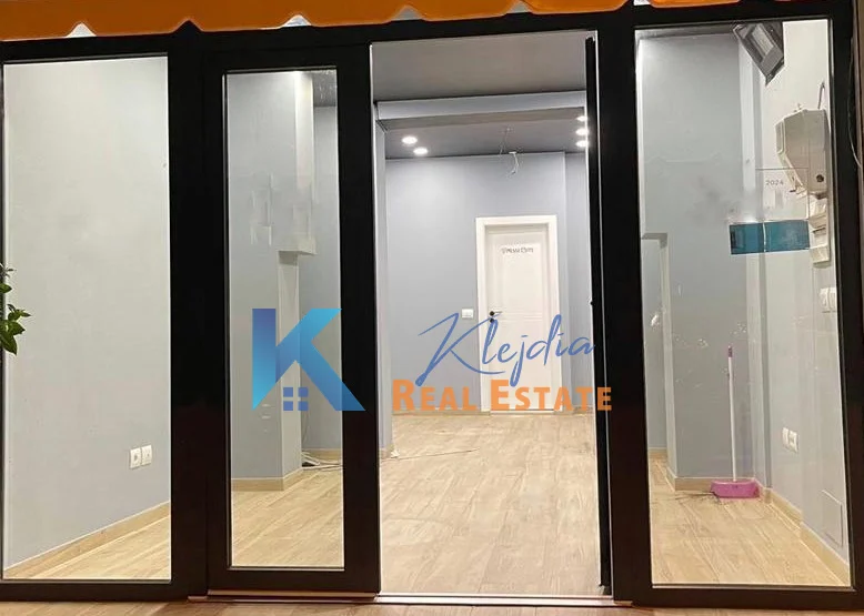 Tirane, jap me qera dyqan Kati 0, 40 m² 500 € (prane Stadiumit Dinamo)
