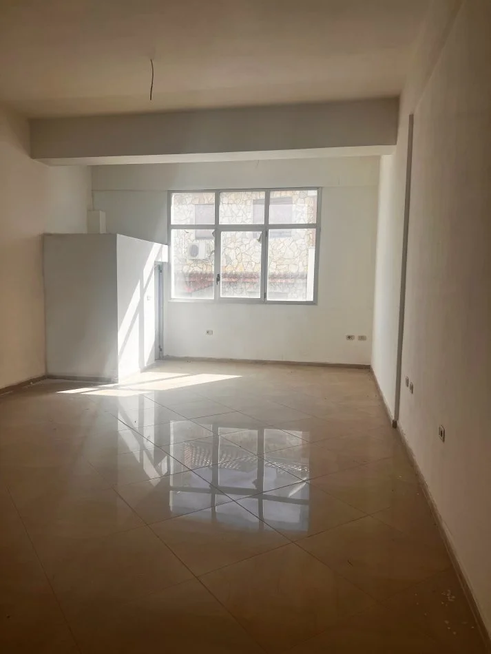 Shiten Njësi Komerciale në Rrugën “25 Nëntori” Elbasan