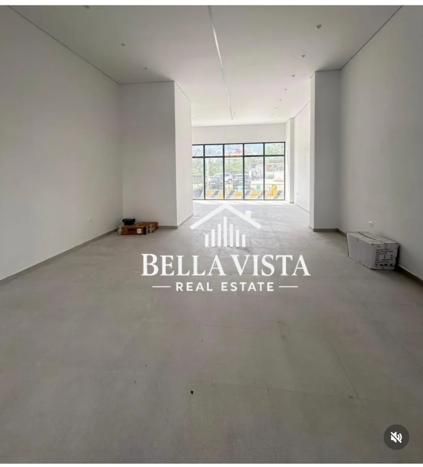 Vlore - Lungomare, shitet dyqan Kati 0, 67 m² 170.000 € (Rruga Duro Shaska, Vlore)