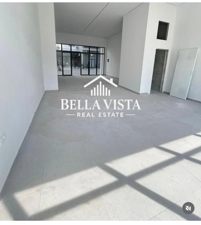 Vlore - Lungomare, shitet dyqan Kati 0, 67 m² 170.000 € (Rruga Duro Shaska, Vlore)