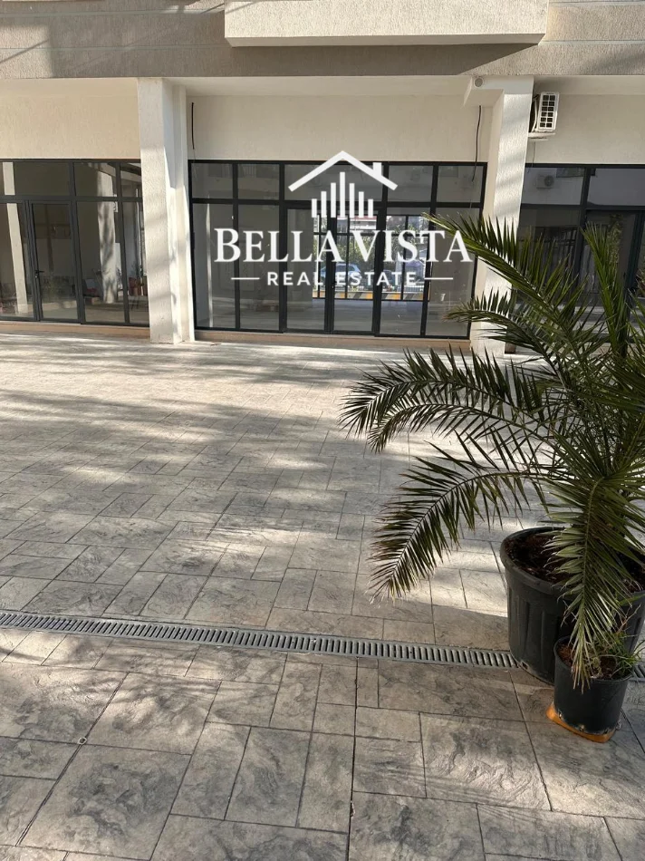 Vlore - Lungomare, shitet dyqan Kati 0, 67 m² 170.000 € (Rruga Duro Shaska, Vlore)