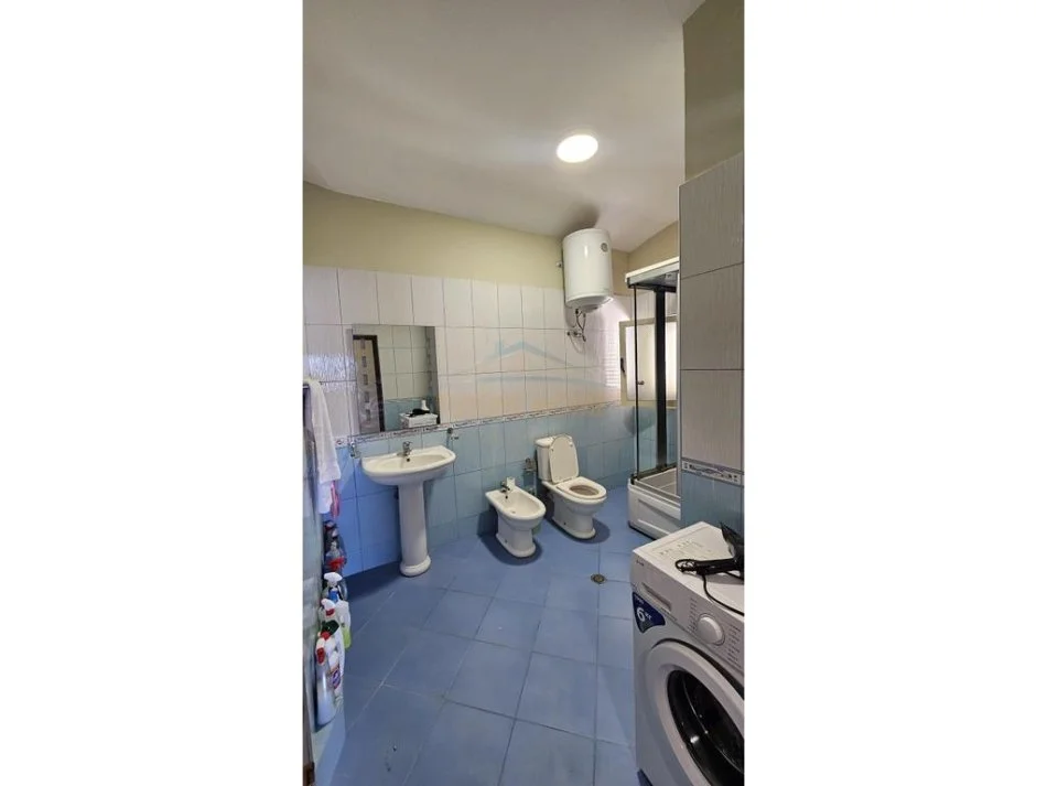 Durres, jepet me qera apartament 3+1+Ballkon Kati 11, 175 m² 600 € (Ish Rajoni, Durrës)