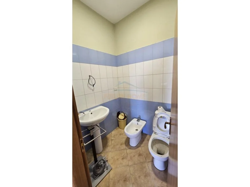 Durres, jepet me qera apartament 3+1+Ballkon Kati 11, 175 m² 600 € (Ish Rajoni, Durrës)
