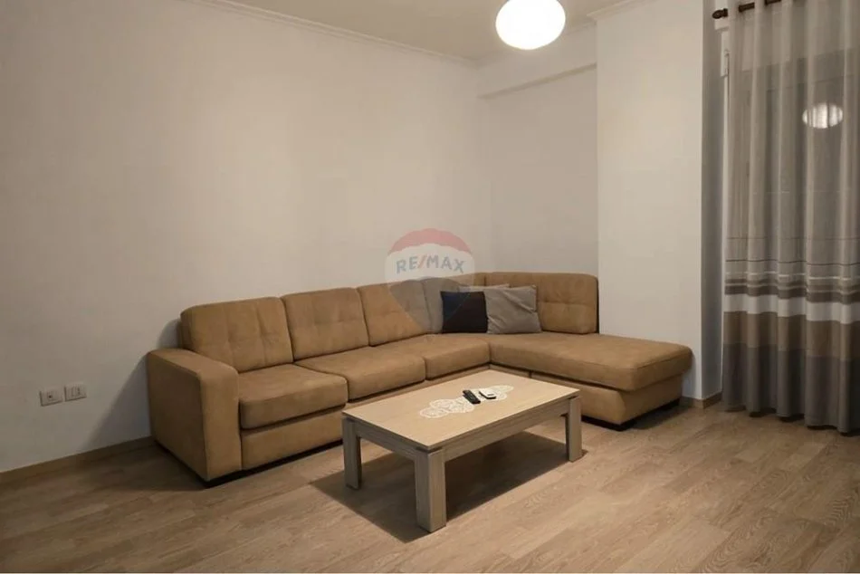 Tirane, jepet me qera apartament 1+1 Kati 4, 75 m² 650 € (Kompleksi Delijorgji)