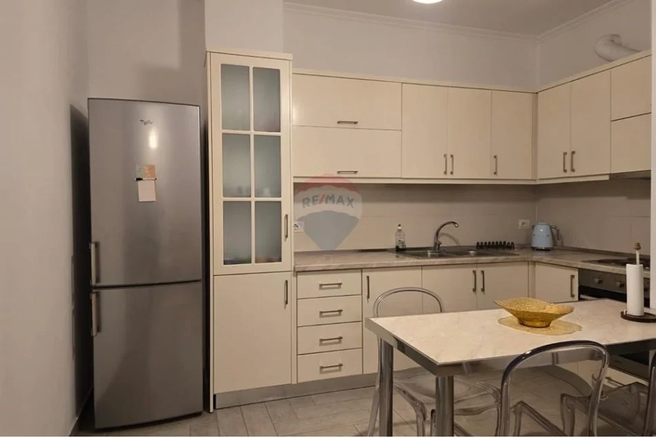 Tirane, jepet me qera apartament 1+1 Kati 4, 75 m² 650 € (Kompleksi Delijorgji)