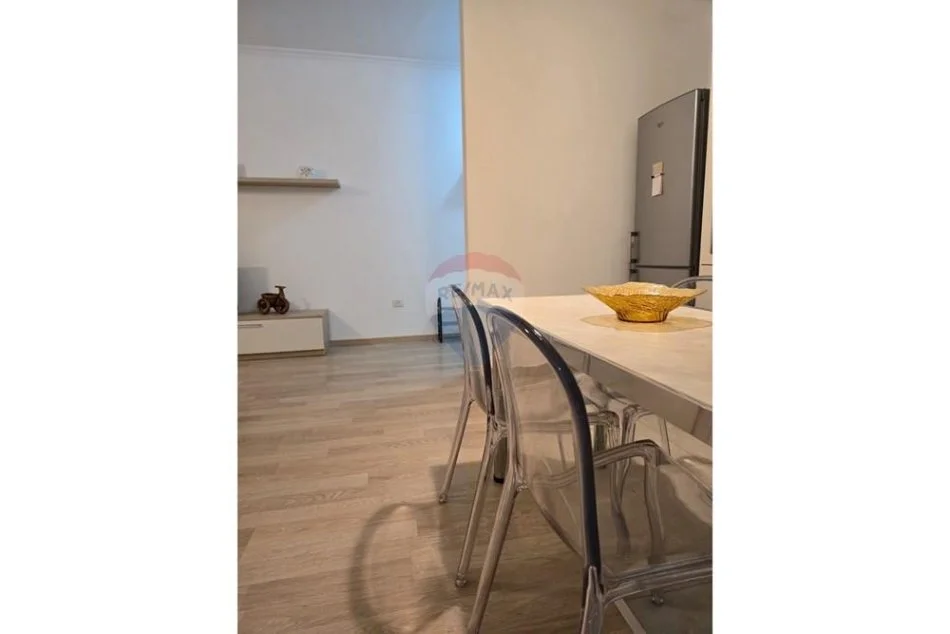 Tirane, jepet me qera apartament 1+1 Kati 4, 75 m² 650 € (Kompleksi Delijorgji)