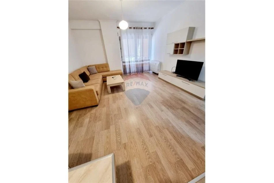 Tirane, jepet me qera apartament 1+1 Kati 4, 75 m² 650 € (Kompleksi Delijorgji)