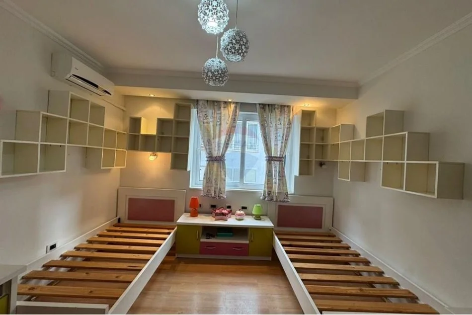 Tirane, jepet me qera apartament 2+1 , 135 m² 900 € (Komuna Parisit)