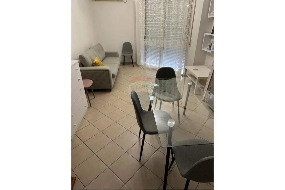 Tirane, jepet me qera apartament duplex 1+1 , 70 m² 500 € (Rr. e Elbasanit)