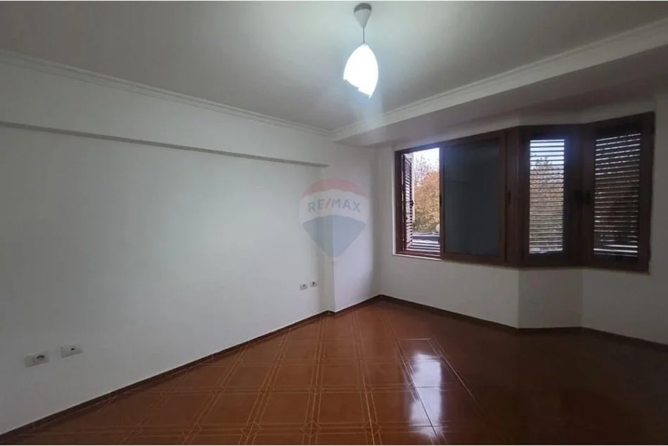 Tirane, jepet me qera 1+1 , 70 m² 750 € (9-katshet)