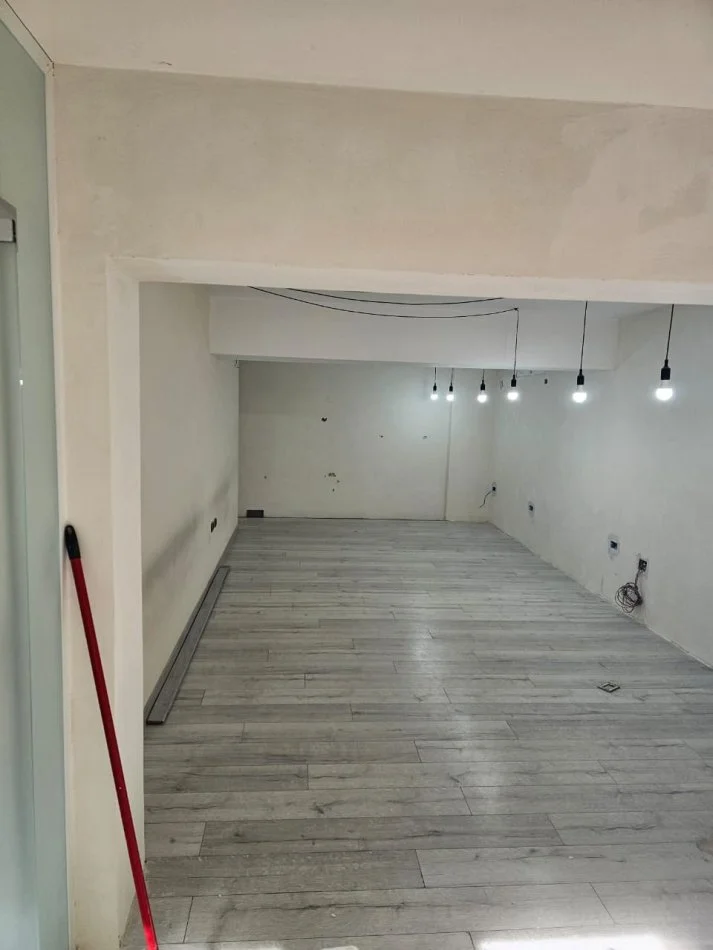 Tirane, jepet me qera ambient biznesi Kati 0, 75 m² 600 € (Myslym Shyri)