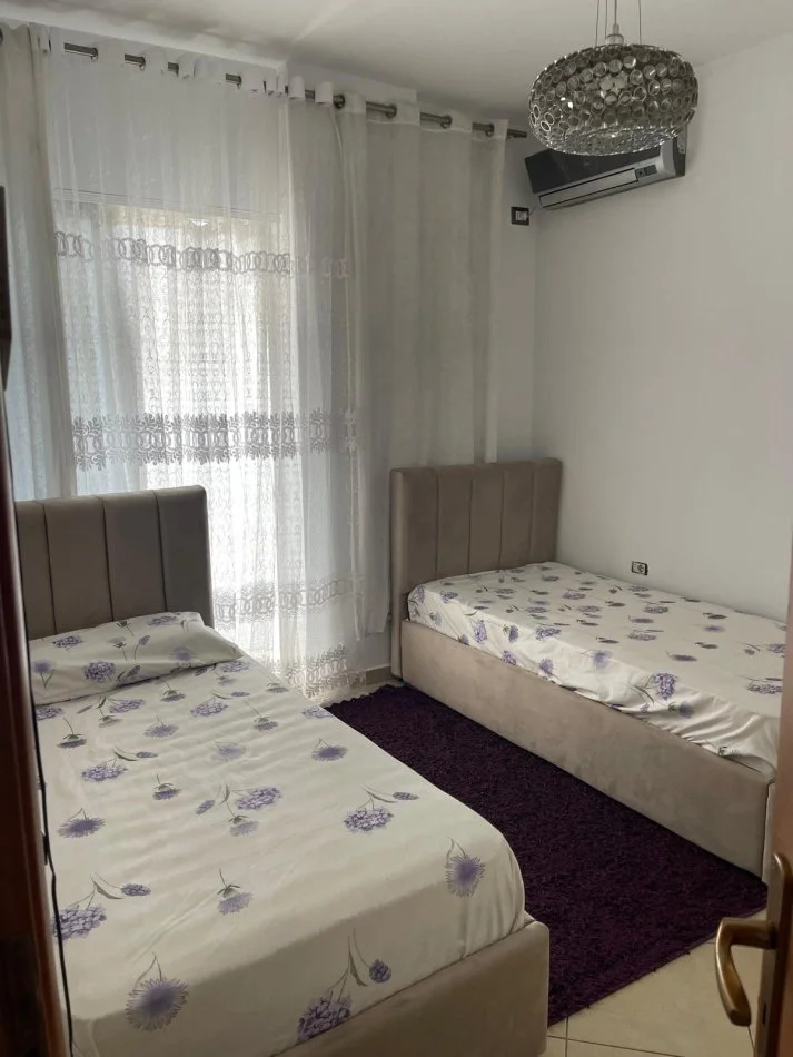 Tirane, jepet me qera apartament 2+1+Ballkon Kati 4, 450 € (Kthesa e Kamzes)