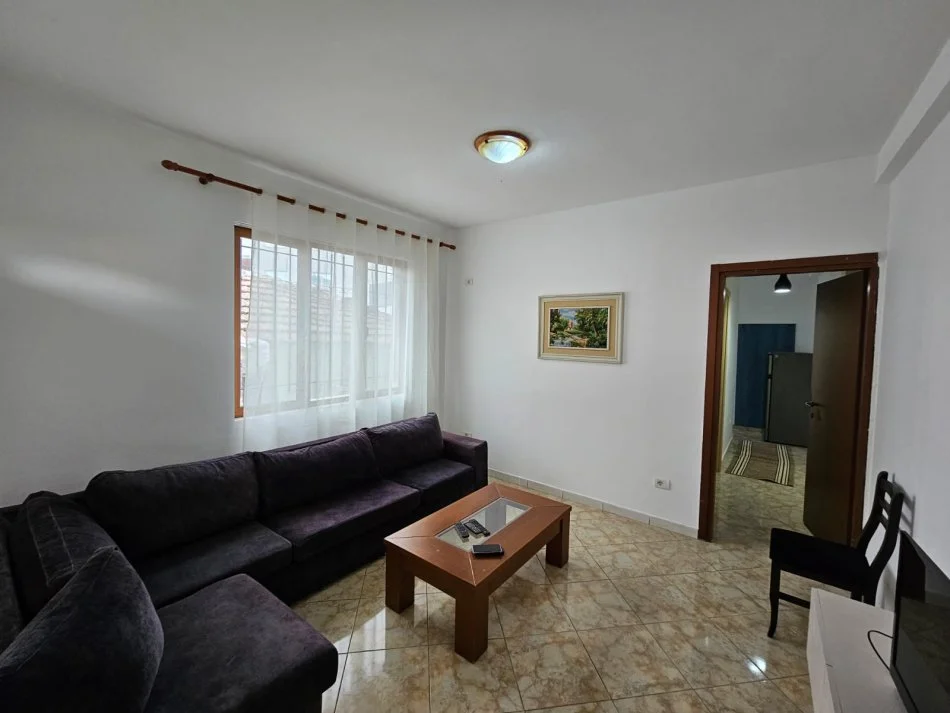 Tirane, jepet me qera shtepi 1+1+Ballkon Kati 1, 60 m² 400 € (Selite)