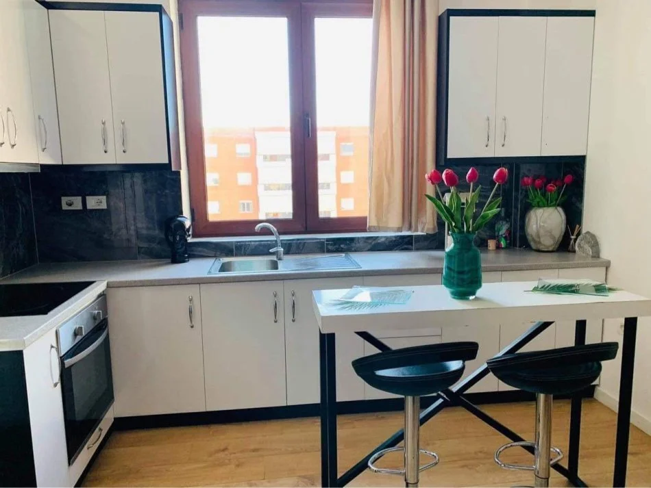 Tirane, jepet me qera apartament 1+1 Kati 7, 60 m² 650 € (rruga e kavajes)