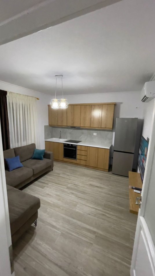 Tirane, jepet me qera apartament 1+1+Ballkon Kati 1, 65 m² 450 € (rruga e Kavajes)