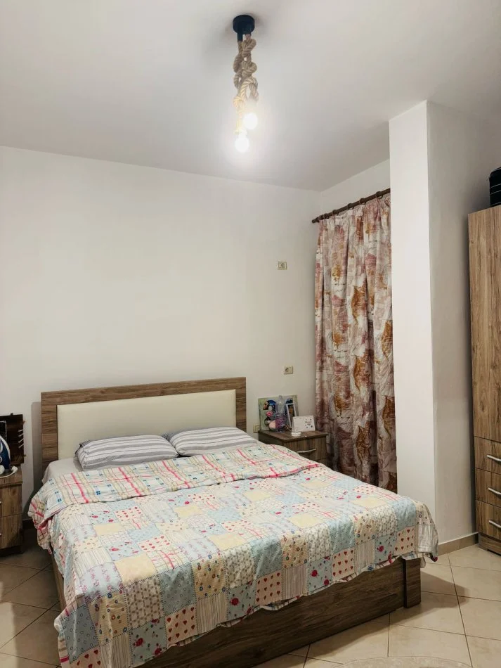Tirane, jepet me qera apartament 1+1+Ballkon Kati 2, 65 m² 65 € (rruga Bill Klinton)