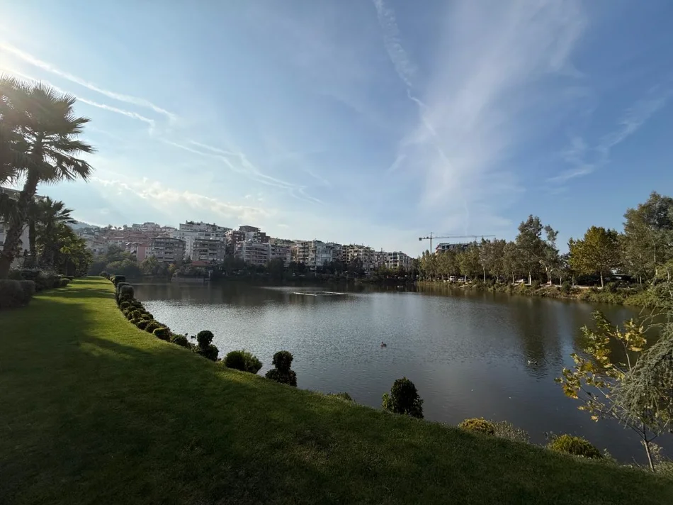 Tirane, shitet apartament 4+1 , 209 m² (liqeni thate)