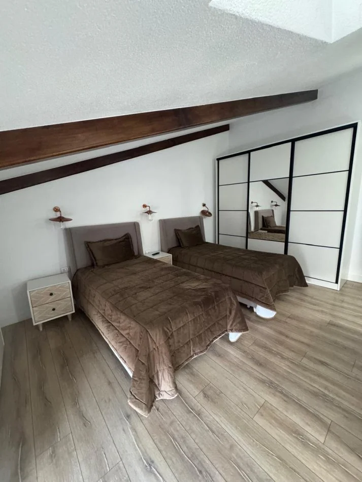 Tirane, jepet me qera apartament+verande | Penthouse 3+1 Kati 1, 250 m² 2.200 € (TEG)