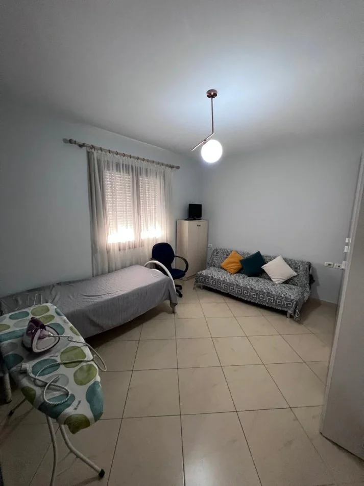 Tirane, jepet me qera apartament 2+1+Ballkon Kati 3, 100 m² 700 € (Kopeshti Botanik , te xhamia)