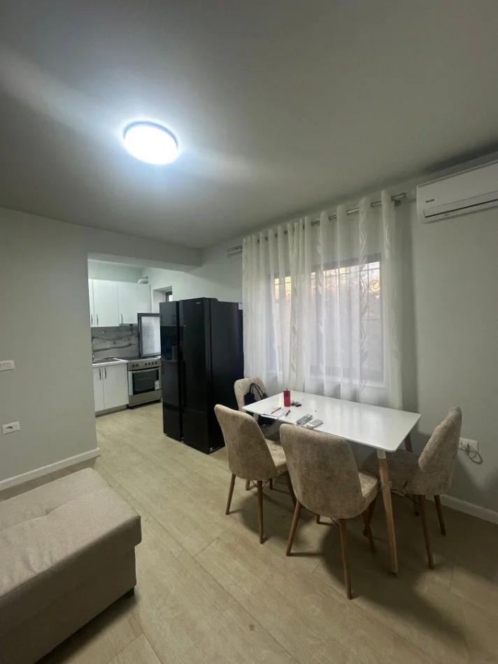 Tirane, jepet me qera apartament 1+1+Ballkon Kati 2, 60 m² 600 € (Rruga Elbasanit, Shkolla e Baletit)