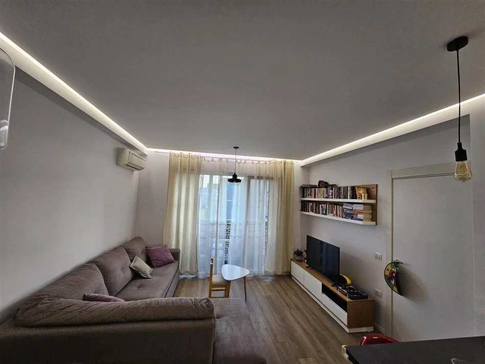 Tirane, jepet me qera apartament 1+1+Ballkon Kati 8, 60 m² 550 € (mbrapa Kupoles)