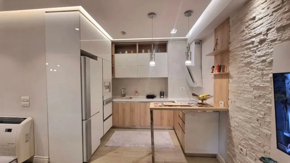 Tirane, jepet me qera 2+1+Ballkon Kati 6, 900 € (Medar Shtylla)