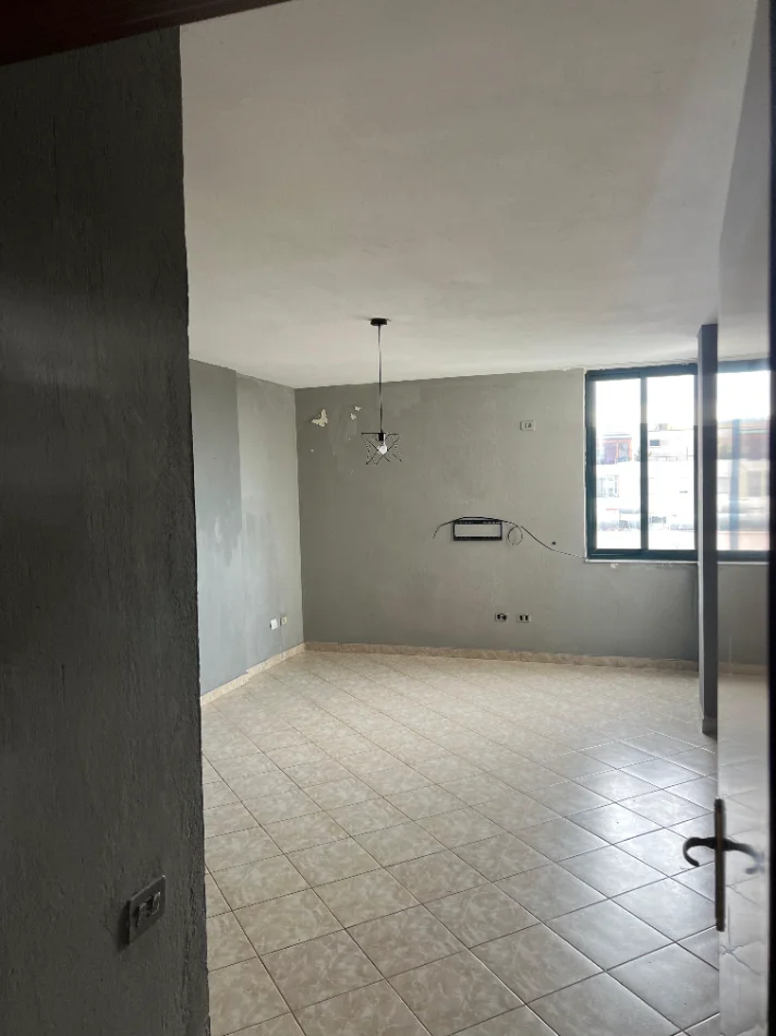 Durres, jepet me qera apartament 1+1+Ballkon Kati 5, 82 m² 300 € (stadiumi)