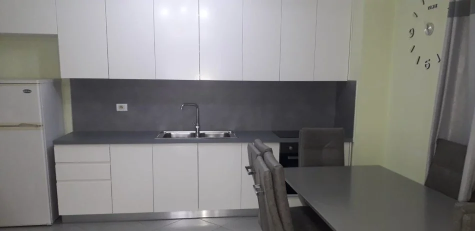 Tirane, jepet me qera apartament 2+1+Aneks+Ballkon Kati 4, 1.000 m² 400 € (Fresku)