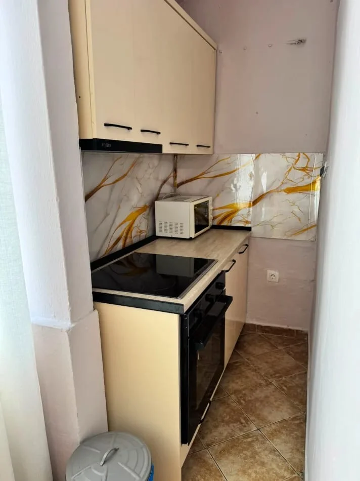 Tirane, jepet me qera apartament 1+1 Kati 3, 70 m² 500 € (Rr.Dibres perball Shkolles se Bashkuar)
