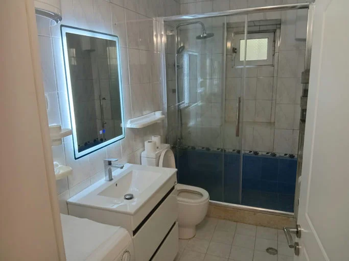 Tirane, jepet me qera apartament 2+1+Ballkon Kati 1, 80 m² 700 € (Rruga "Avni Rustemi")