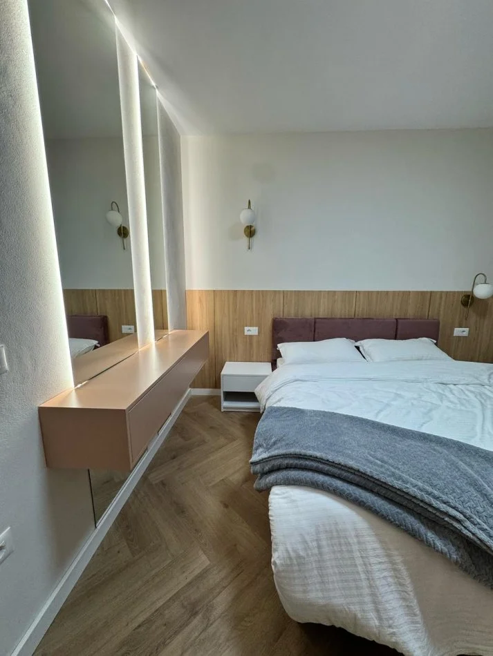 Tirane, jepet me qera apartament 1+1+Ballkon Kati 1, 60 m² 450 € (rruga 5 maj prapa concord center)