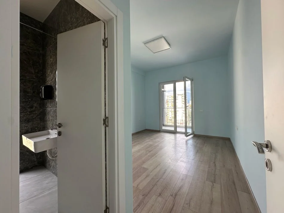 Tirane, shitet apartament 2+1+Ballkon Kati 6, 110 m² 285.000 € (sali butka)