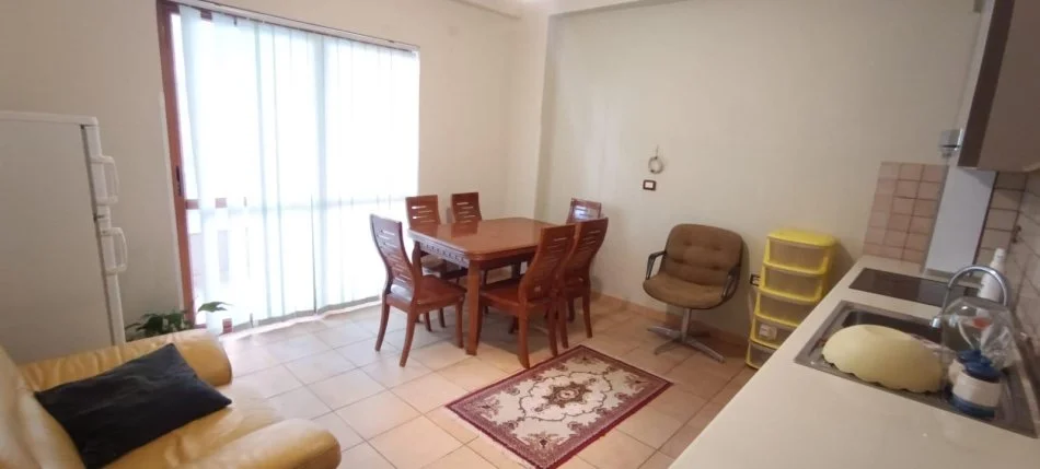 Tirane, jepet me qera apartament 2+1+Ballkon Kati 2, 80 m² 600 € (Prane Viles Gold)