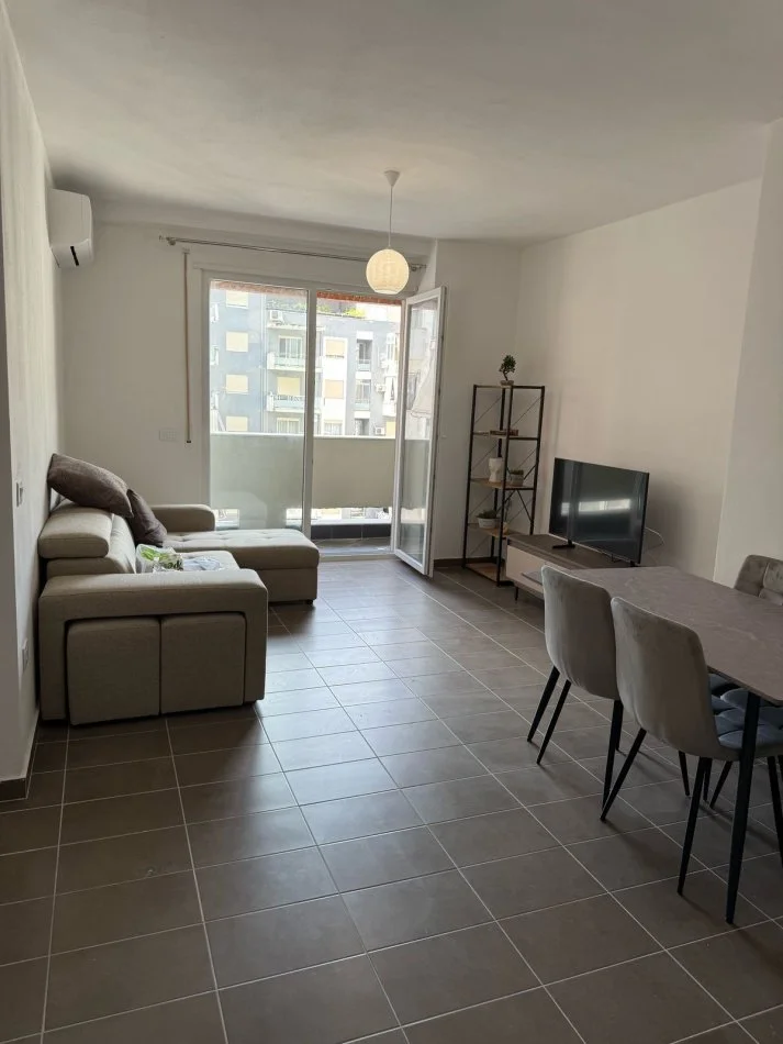 Tirane, jepet me qera apartament 1+1 Kati 3, 75 m² 400 € (Rruga Sabaudin Gabrani)