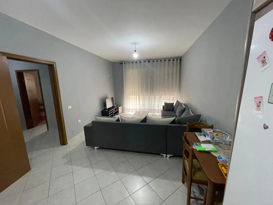 Tirane, jepet me qera apartament 2+1+Ballkon Kati 5, 95 m² 400 € 