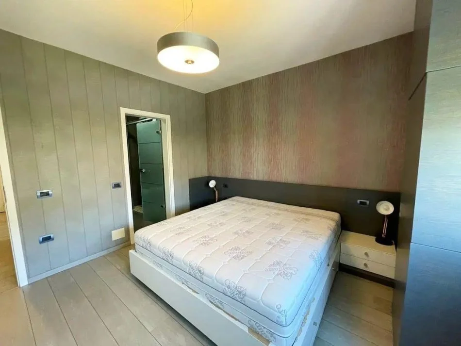 Tirane, jepet me qera apartament 2+1+Ballkon Kati 4, 120 m² 550 € (Materniteti i ri)