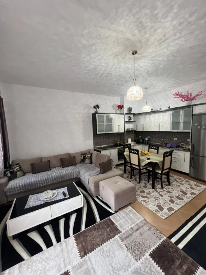 Tirane, jepet me qera apartament 3+1+Ballkon Kati 1, 100 m² 800 € (KOdra e Diellit)