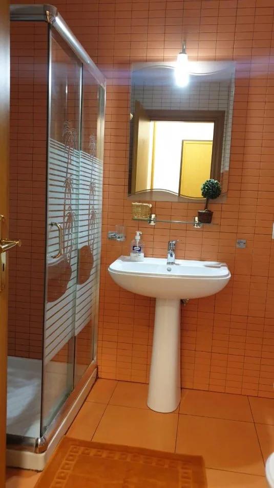 Tirane, jepet me qera apartament 1+1 , 68 m² 700 € (Rruga Sulejman Delvina)