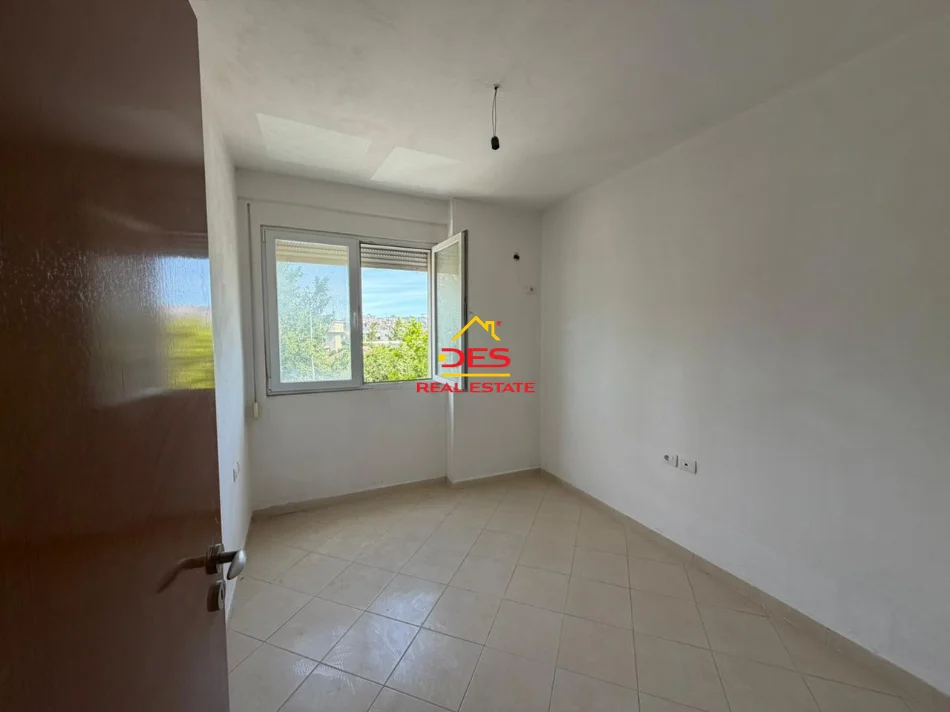 Vlore, shitet apartament 2+1+Ballkon Kati 3, 82 m² (Rruga Sazani)