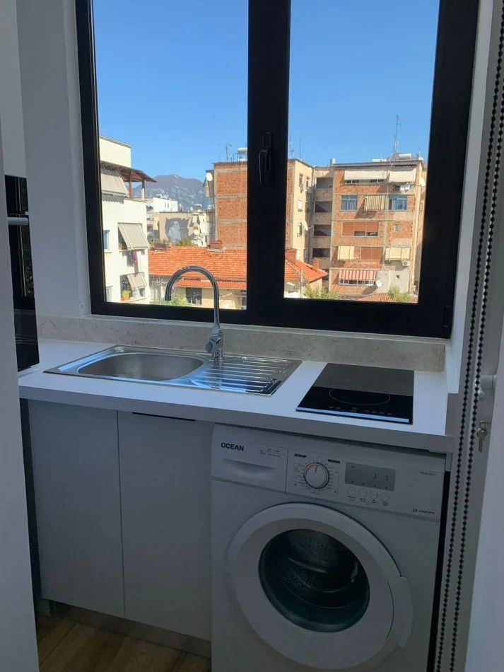 Tirane, shitet garsonier 1+1 Kati 4, 43 m² 140.000 € (Rruga Fortuzi)