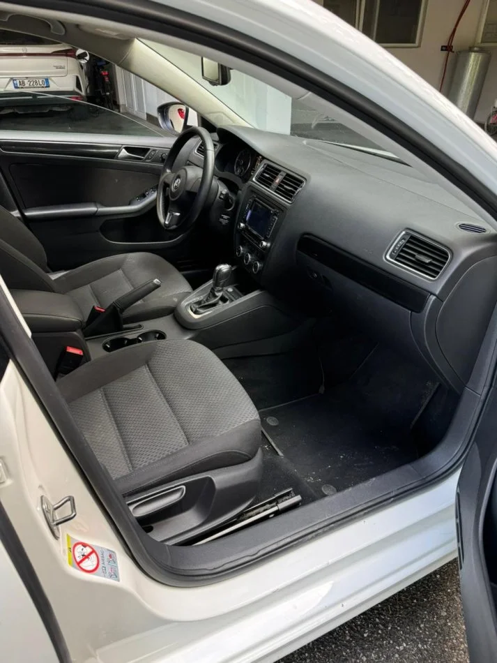 Tirane & Rinas, japim me qera makine Volkswagen Jetta Nafte, e bardhë automatik Kondicioner 100.000 km 35 €