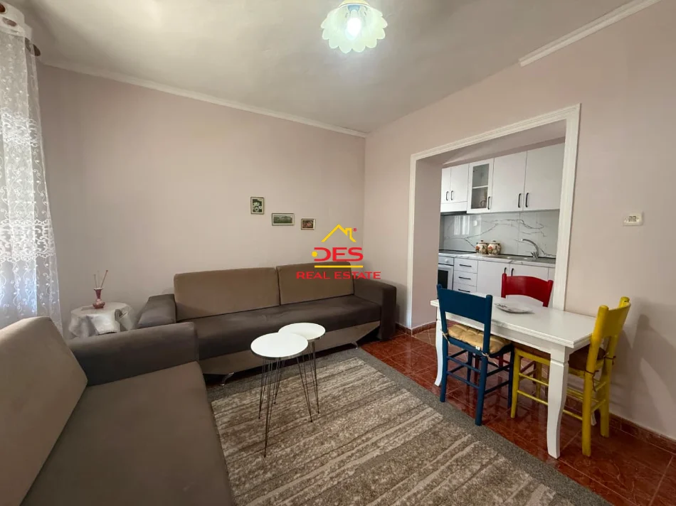 Vlore, jepet me qera apartament 1+1 Kati 2, 70 m² 350 € (Rruga Fejzo Mema)