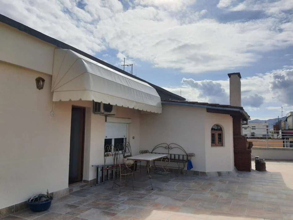 Tirane, jepet me qera apartament+verande | Penthouse 4+1 Kati 11, 252 m² 1.300 € (Shkolla 11 janari)