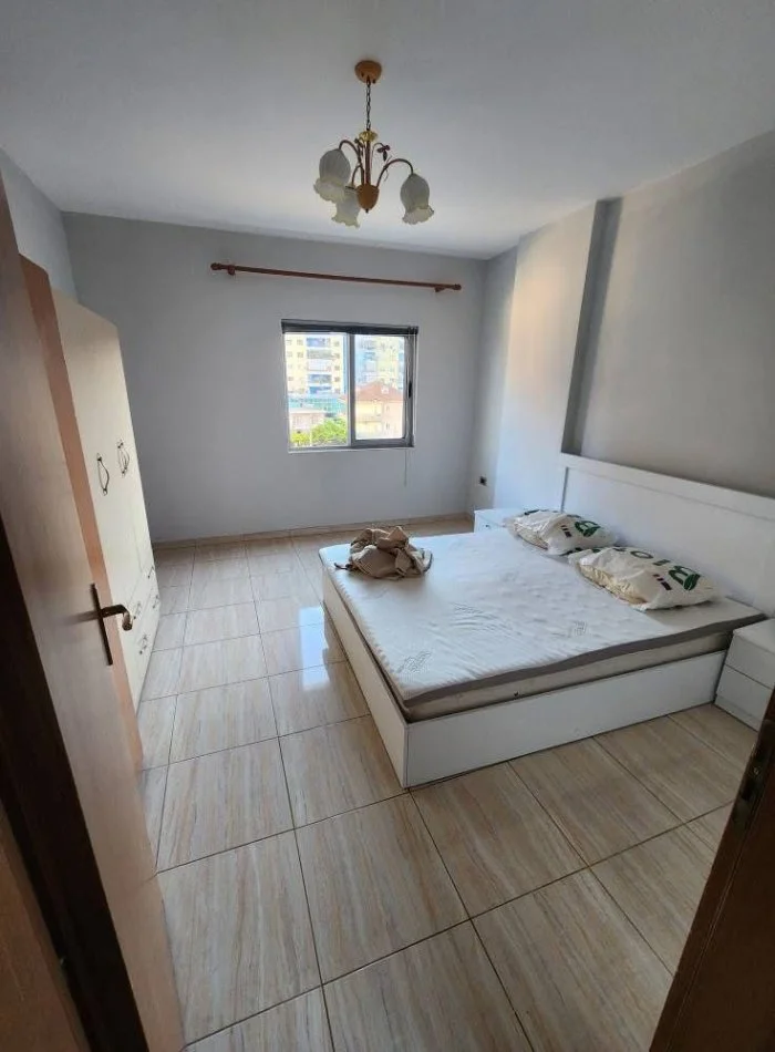 Tirane, jepet me qera apartament 1+1+Ballkon Kati 3, 77 m² 350 € (Foto Xhavella)