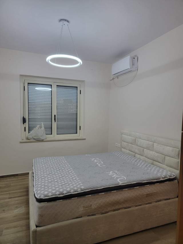 Tirane, jepet me qera apartament Kati 4, 65 m² 600 tek 21 dhjetori